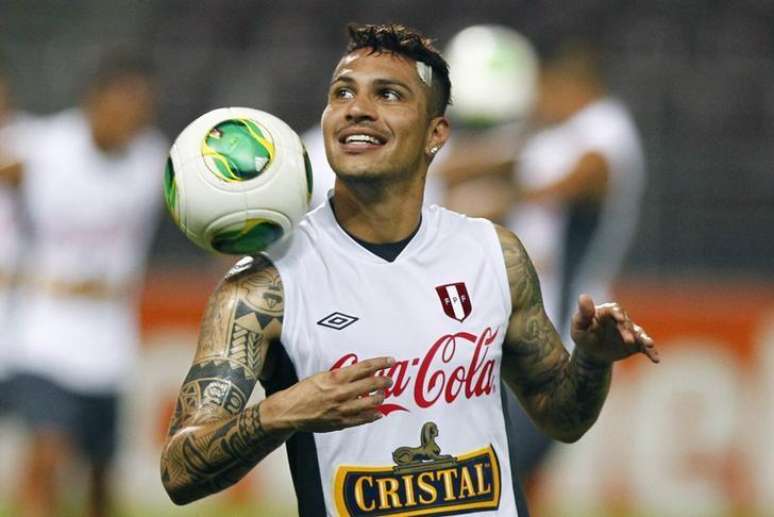 Paolo Guerrero, da seleção peruana de futebol, durante treino em Puerto La Cruz, na Venezuela, em setembro de 2013.