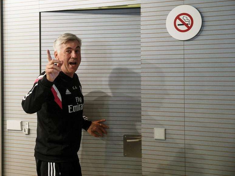 Técnico Carlo Ancelotti deixa sala de entrevistas em Valdebabas, nos arredores de Madri. 22/05/2015