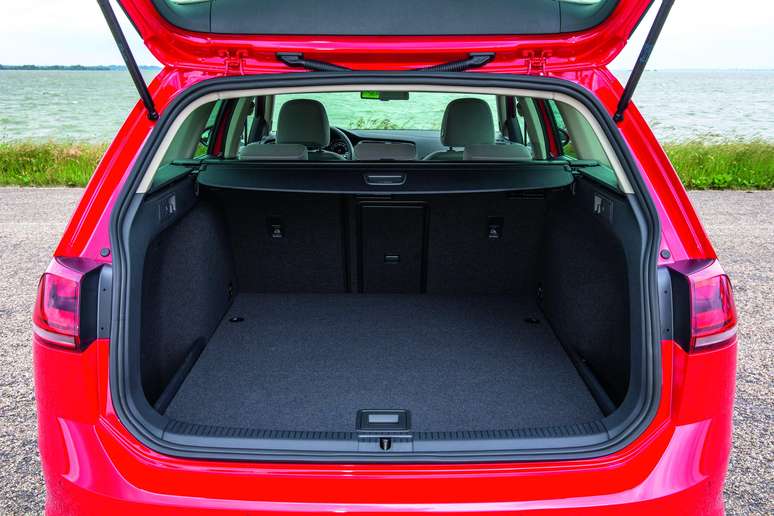 O bom espaço interno do veículo tem destaqueno porta-malas de 605 litros(carregado até a altura dos encostos de cabeça traseiros), que podem ser aumentados para 1.620 litros com os bancos rebatidos