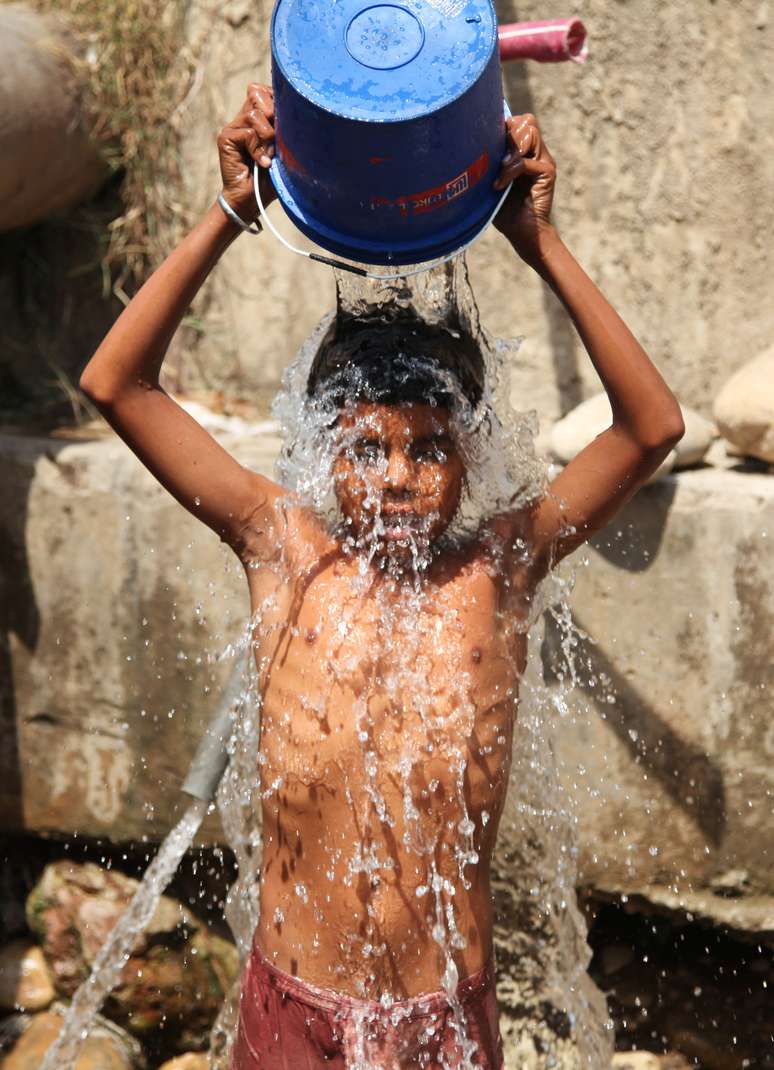 Onda de calor afeta a população na Índia