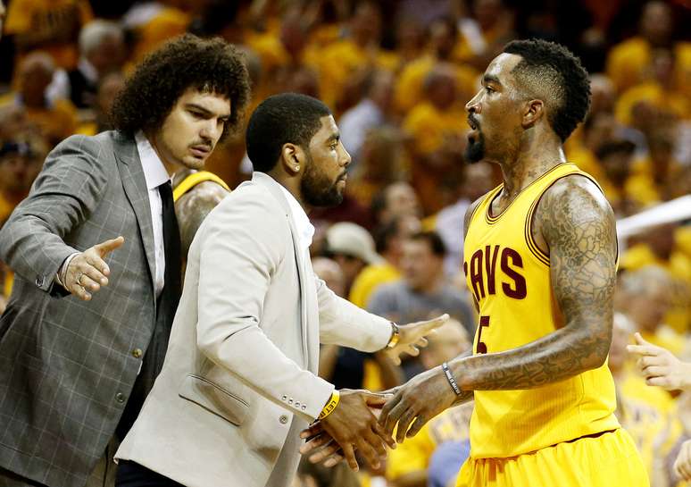 Cavaliers abrem 3 a 0 sobre  Hawks mesmo sem Irving em dois jogos e Varejão até o final da temporada