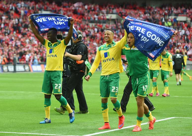 Jogadores do Norwich comemoram o retorno à Premier League para a próxima temporada