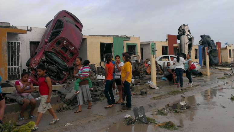 Casas e carros ficaram destruídos após a passagem de um tornado na cidade mexicana de Ciudad Acuna 