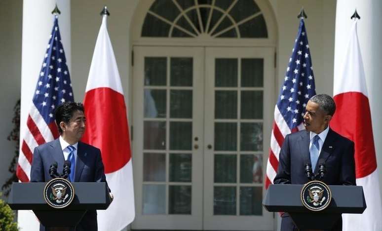 Primeiro-ministro do Japão, Shinzo Abe (esquerda), e o presidente norte-americano, Barack Obama, concedem entrevista coletiva na Casa Branca, em Washington, nos Estados Unidos, em abril. 28/04/2015