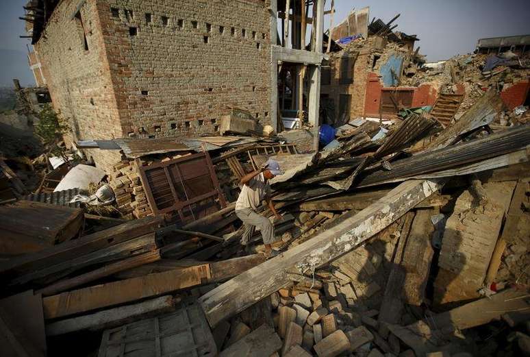 Terremoto destruiu incontáveis casas no Nepal