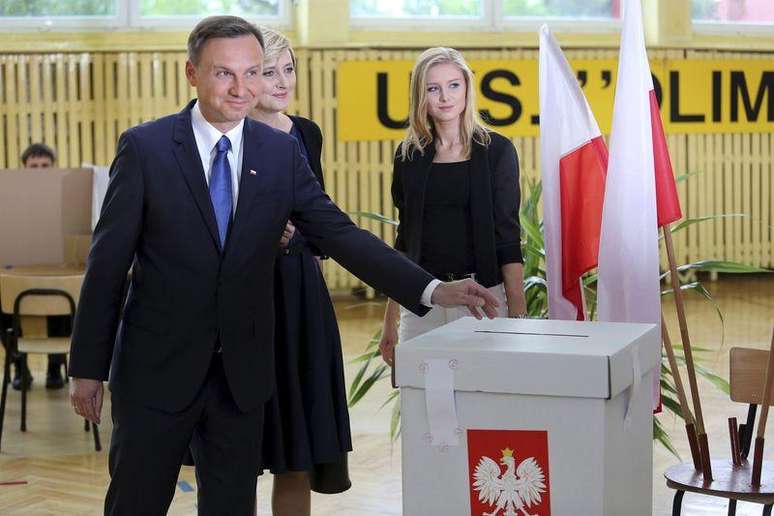 Andrzej Duda (E) vota em eleição polonesa.  24/5/2015.
