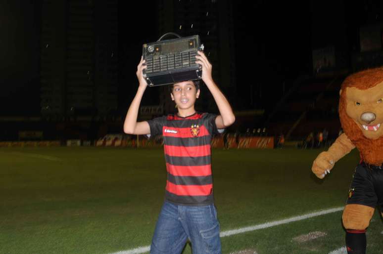 Pedro, neto de Ivaldo Firmino dos Santos, o Z&eacute; do R&aacute;dio, durante homenagem a torcedor folcl&oacute;rico do Sport