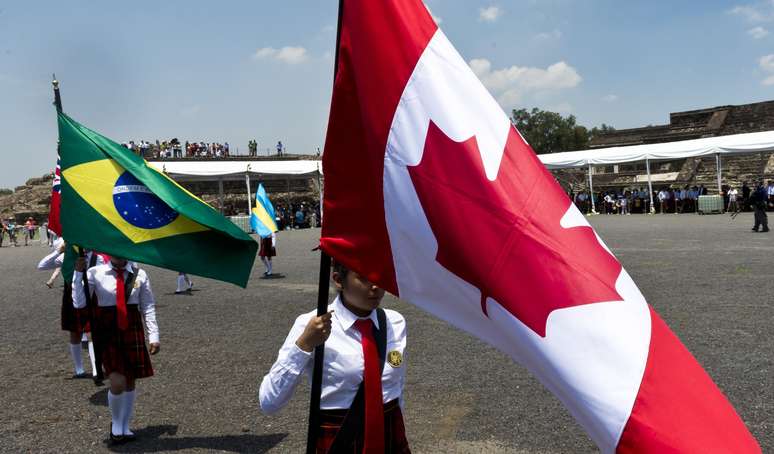 Bandeiras de Brasil e Canad&aacute; s&atilde;o vistas em cerim&ocirc;nia antes dos Jogos de Toronto