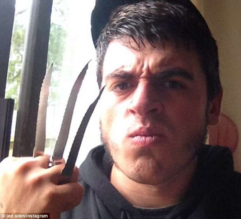 O jovem de 21 anos tem diversas fotos na internet em que posa com facas entre os dedos, imitando o ídolo, que acompanham mensagens pessimistas 