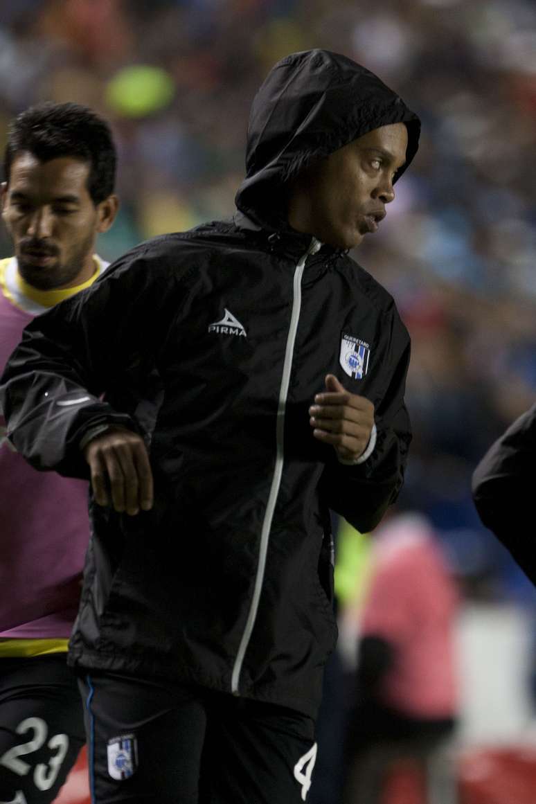 Ronaldinho aqueceu, mas não saiu do banco na vitória por 2 a 0 do Querétaro