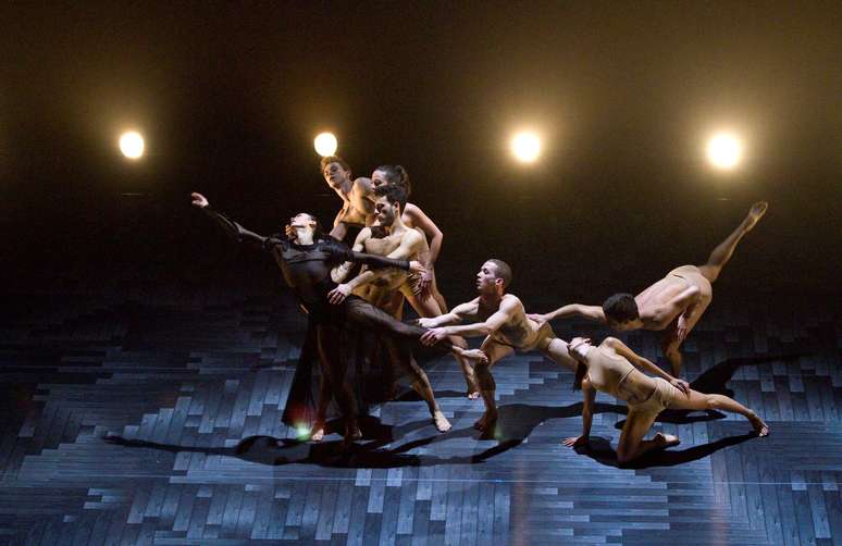 Ballet du Grand Théâtre de Genève traz duas coreografias ao Brasil com seu elenco de 26 bailarinos
