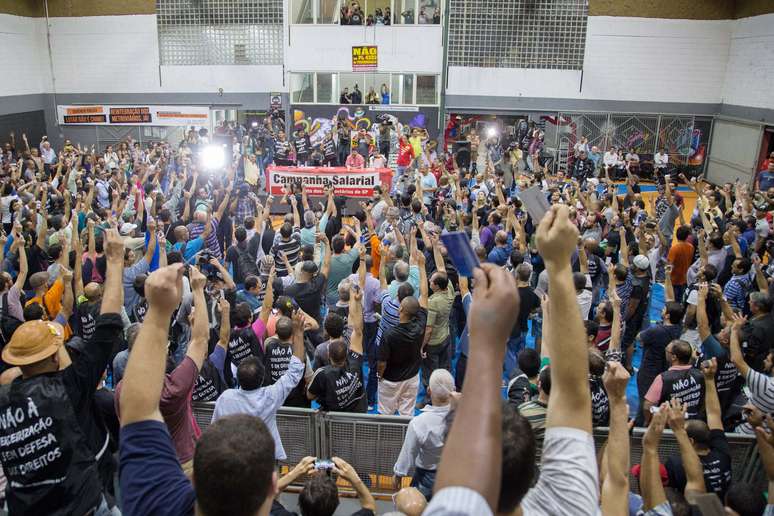 Assembleia dos metroviários na sede do sindicato, no Tatuapé (zona leste de São Paulo); greve será votada novamente na próxima segunda-feira