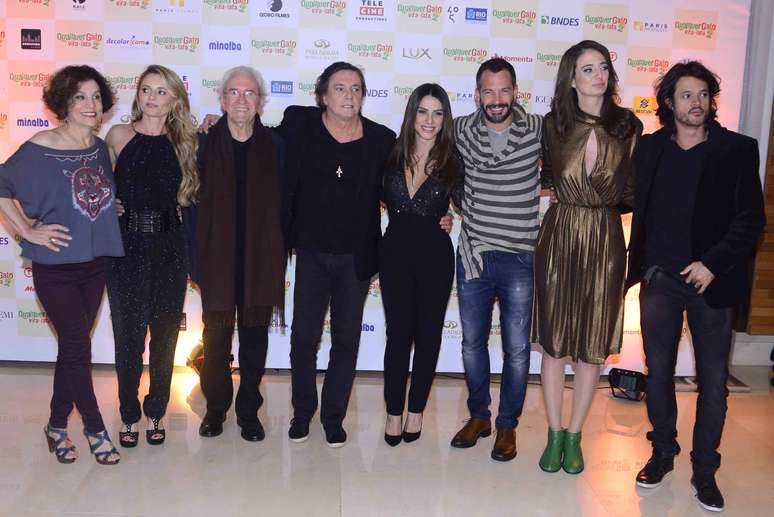 Fábio Jr. posa com parte do elenco e da produção de 'Qualquer Gato Vira Lata 2'