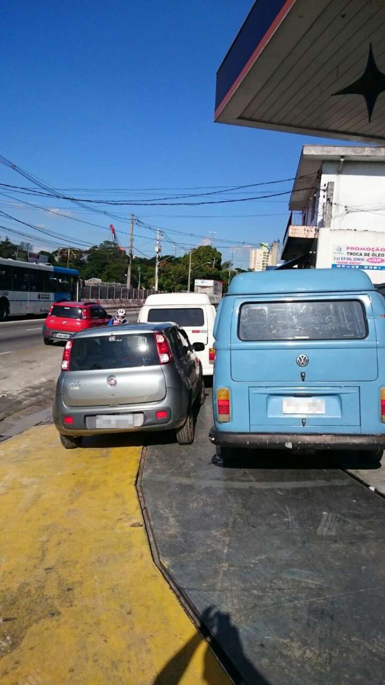 Veículo usado em obra obstruiu a passagem de pedestres