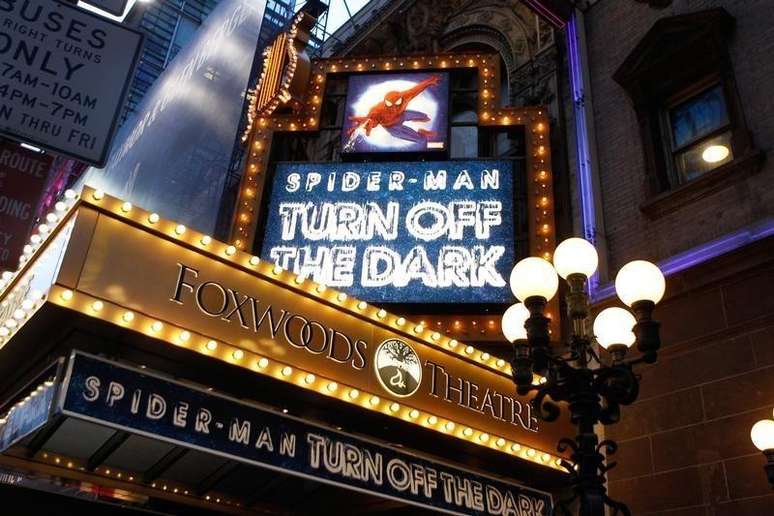 Cartazes de publicidade da peça da Broadway "Spiderman: Turn Off The Dark", no Teatro Foxwoods, em Nova York, nos Estados Unidos. 23/12/2010