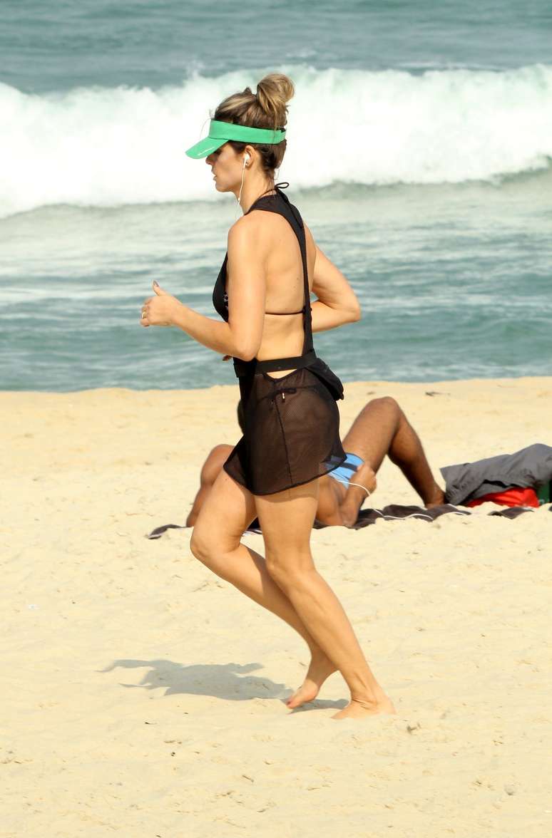 Fernanda Lima corre na praia do Leblon, no RJ, nesta terça-feira (26)