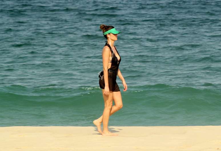 Fernanda Lima corre na praia do Leblon, no RJ, nesta terça-feira (26)