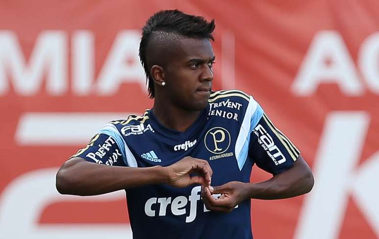 Sem conseguir se firmar entre os titulares do Palmeiras, Kelvin volta ao Porto