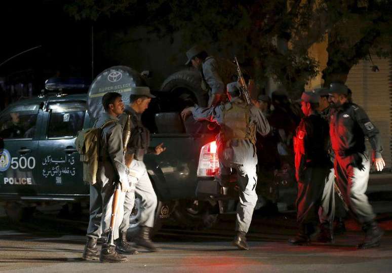 Policiais afegãos chegam perto do local de um ataque em Cabul, no Afeganistão, nesta terça-feira. 26/05/2015
