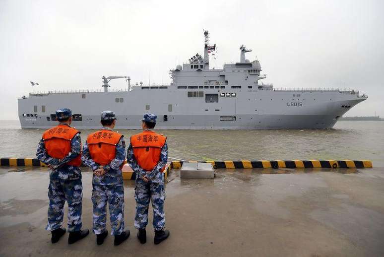 Militares chineses observando navio em Xangai.   090/05/2015