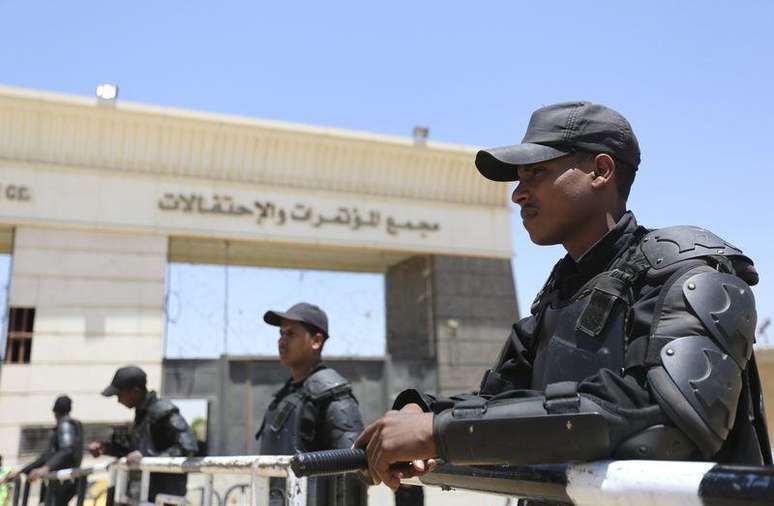 Policiais assumem posições durante julgamento do presidente deposto Mohamed Mursi e líderes da Irmandade Muçulmana, nos arredores do Cairo, no Egito. 16/05/2015