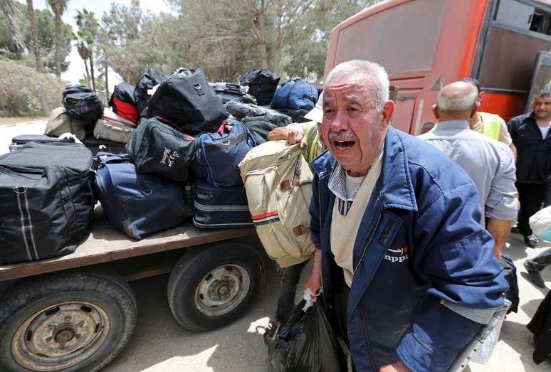Palestino chora de alegria após voltar para Gaza através de Rafah. 26/05/2015