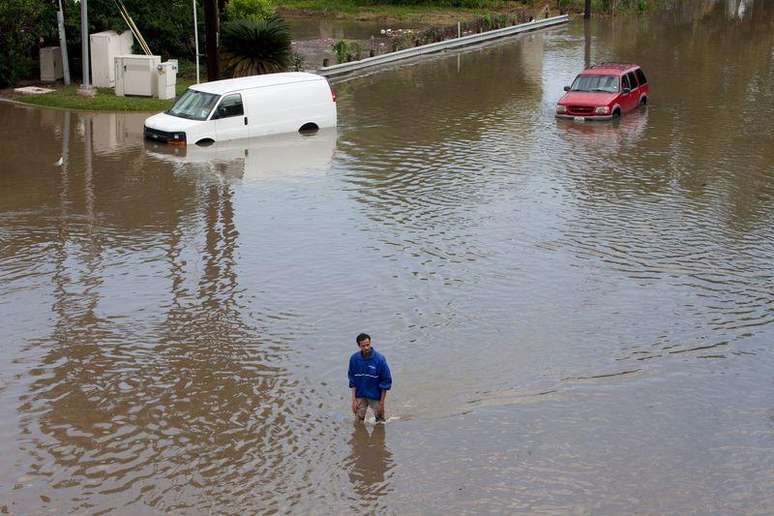 Inundações no sudoeste de Houston, no Texas, Estados Unidos, nesta terça-feira. 26/05/2015