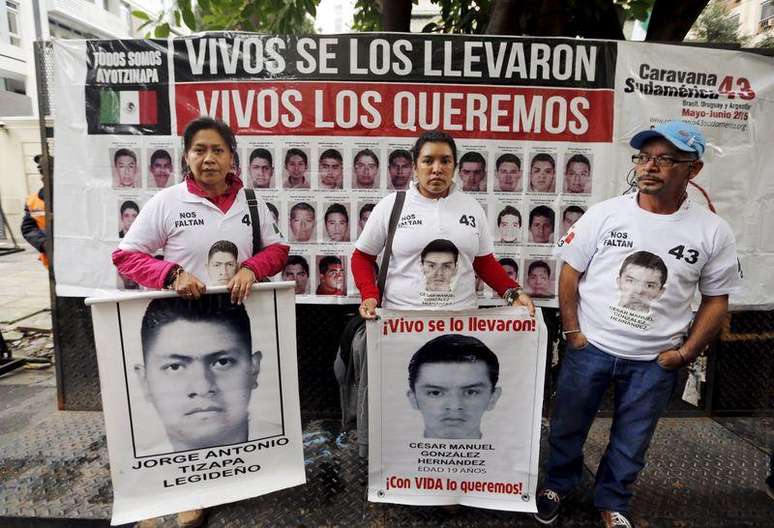 Familiares de 43 estudantes mexicanos fazem protesto em Buenos Aires. 26/5/2015.