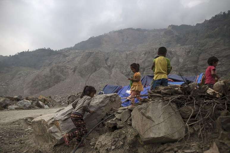Crianças nepaleses perto de abrigo após o terremoto de 25 de abril