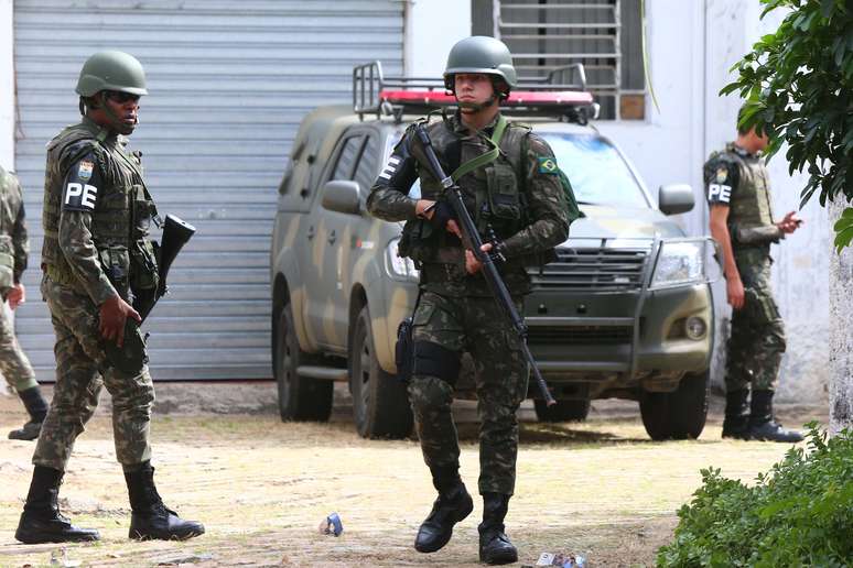 Cerca de 100 homens do Exército brasileiro ocupam a sede da Sabesp em Pinheiros