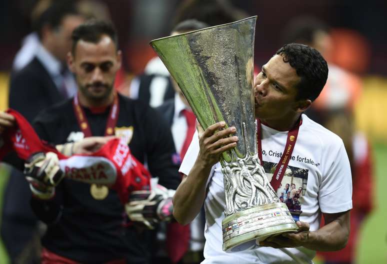 Bacca beija o troféu da Liga Europa