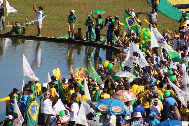 Segundo a Polícia Militar, 300 pessoas participam do protesto 