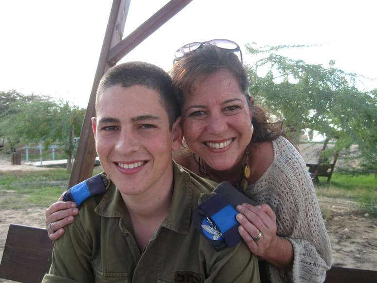 Clea Yardenis e o filho que faz parte do exército de Israel