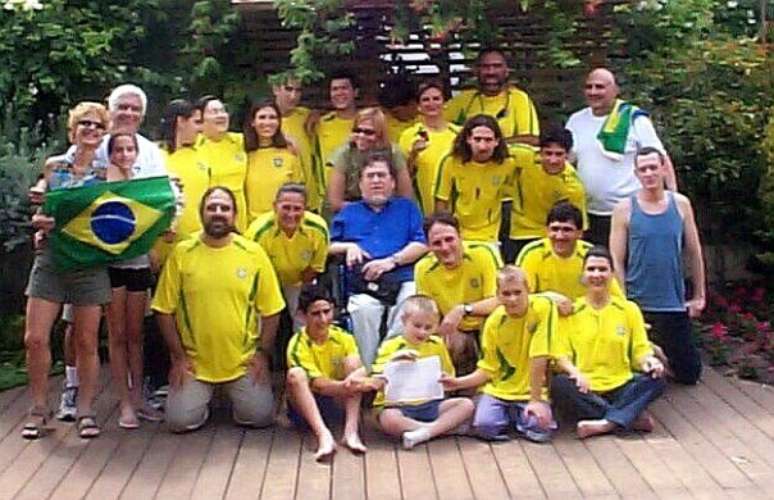 Davi Windholz e a família com camisetas do Brasil