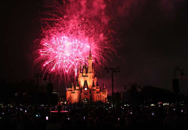 Magic Kingdom em "chamas": tradicional queima de fogos, bem ao estilo réveillon em Copacabana, Rio