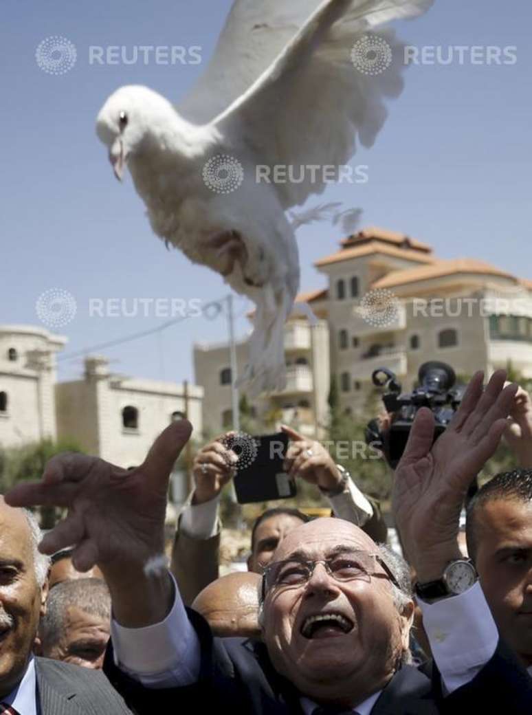Presidente da Fifa, Joseph Blatter, solta uma pomba durante visita, na semana passada, a um vilarejo da cidade de Ramallah, na Cisjordânia 20/05/ 2015.