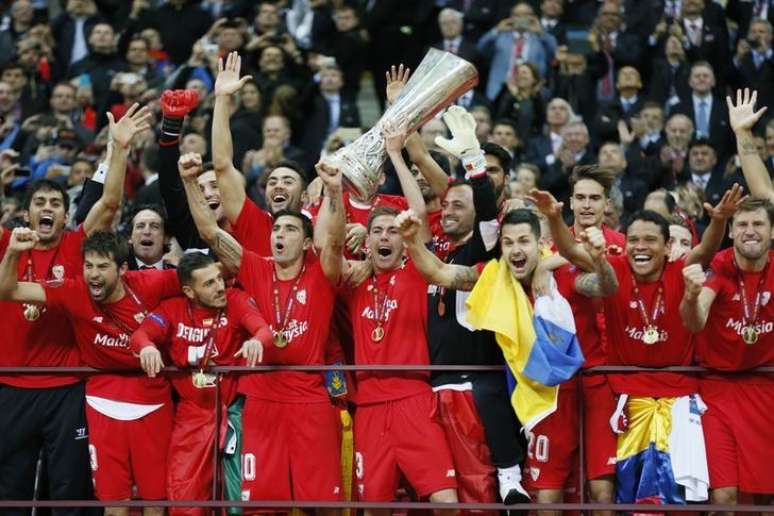 Jogadores do Sevilla comemoram título da Liga Europa após vitória sobre o Dnipro no Estádio Nacional de Varsóvia, na Polônia. 27/05/2015