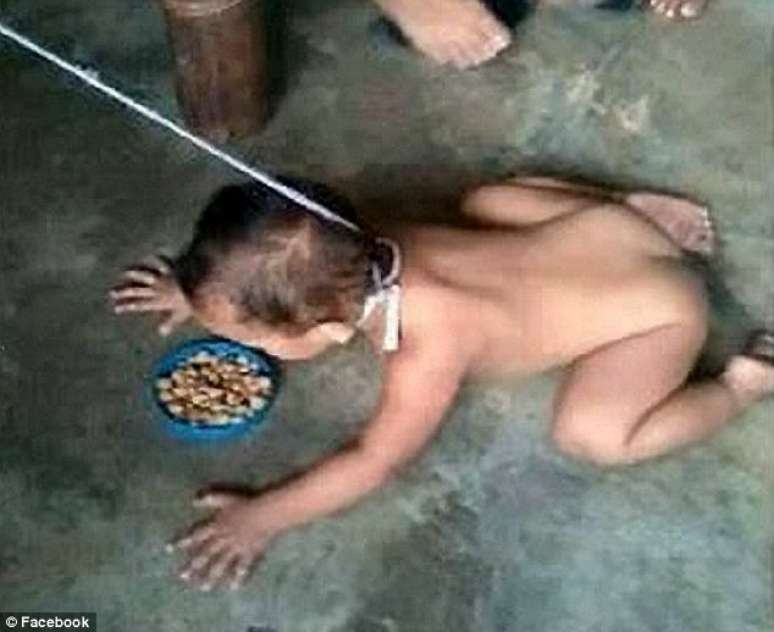 Mãe é detida por foto de bebê comendo no chão de coleira 
