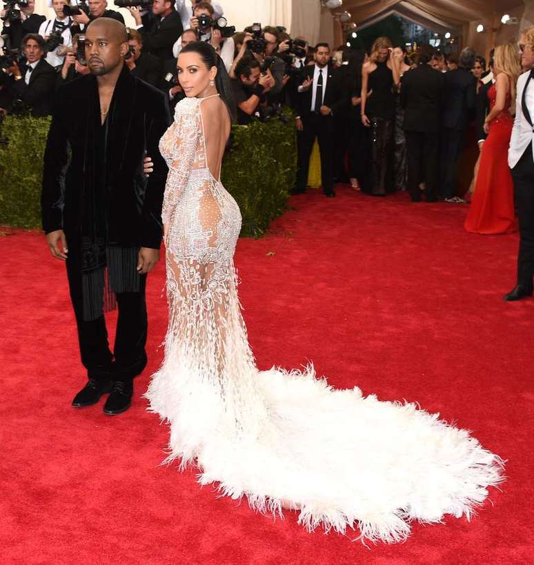 Kim Kardashian, que adora exibir o corpo curvilíneo, não perdeu a chance de apostar no side-butt