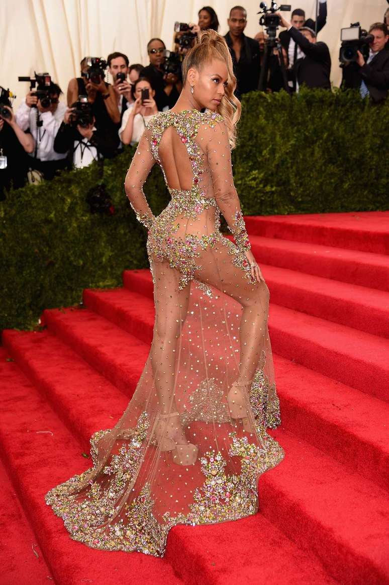 Beyoncé usou a transparência para deixar o corpo escultural à mostra