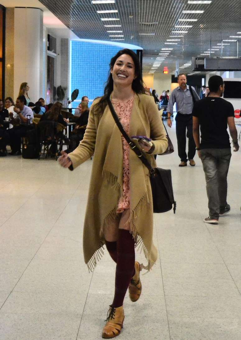 De novo, o meião, agora com vestido rosa de renda, poncho e botinha caramelo com tiras. Outra combinação nada gloriosa no quesito elegância