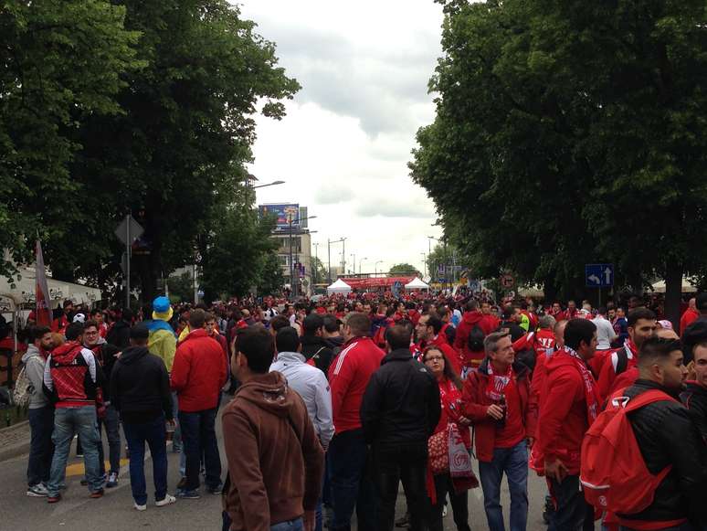 Torcida do Sevilla lotou rua vizinha ao estádio da final