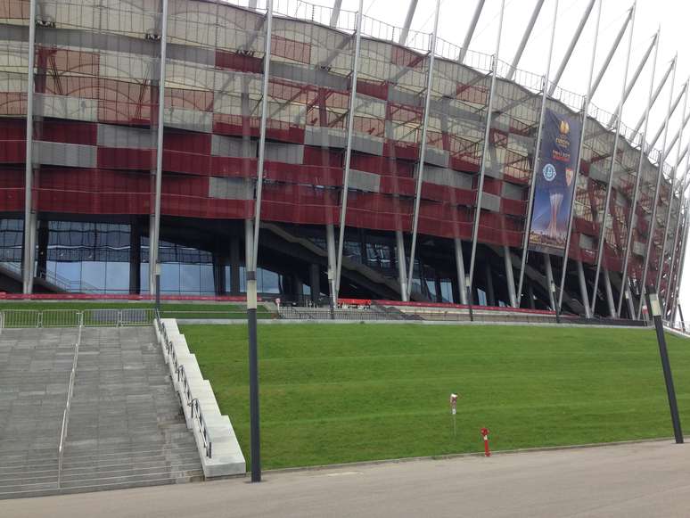 Com os portões ainda fechados, Stadion Narodowy tinha interior tranquilo a cinco horas de final