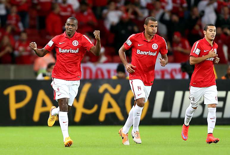 Juan (à esquerda) deve desfalcar o Inter na partida contra o Figueirense