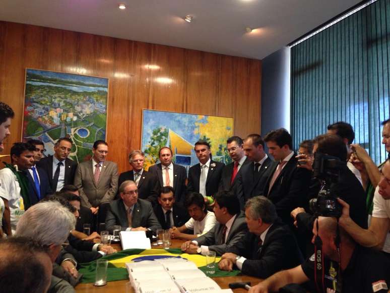 Eduardo Cunha (sentado na ponta) com integrantes do MBL e deputados de oposição