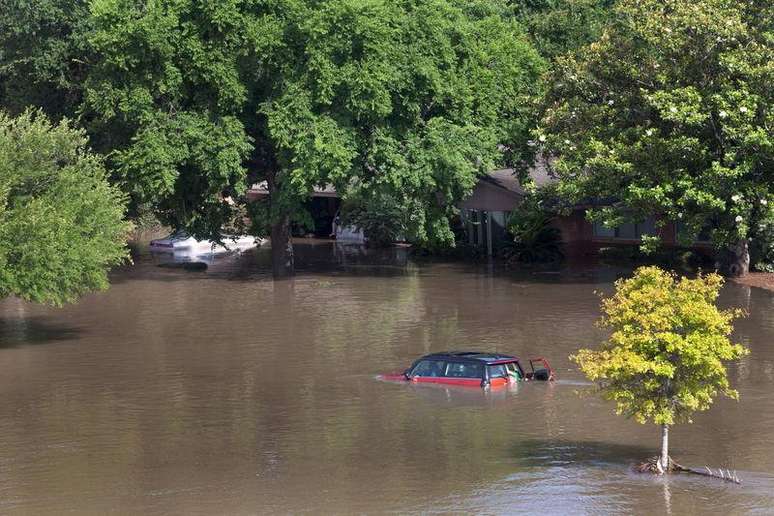 Carros e casas são cobertos pela água no sudoeste de Houston, no Texas, Estados Unidos, na terça-feira. 26/05/2015