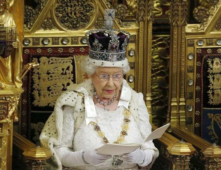 Rainha Elizabeth, da Grã-Bretanha, discursa à Casa dos Lordes, no Palácio de Westminster, durante a abertura da sessão do Parlamento, em Londres, nesta quarta-feira. 27/05/2015