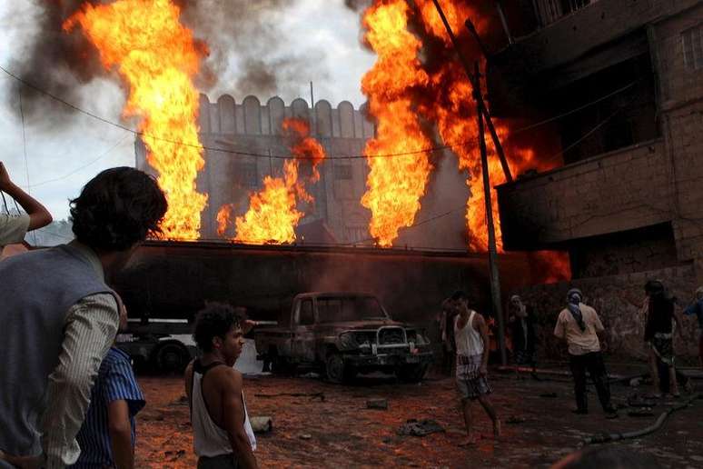 Incêndio durante confronto no Iêmen.  26/05/2015