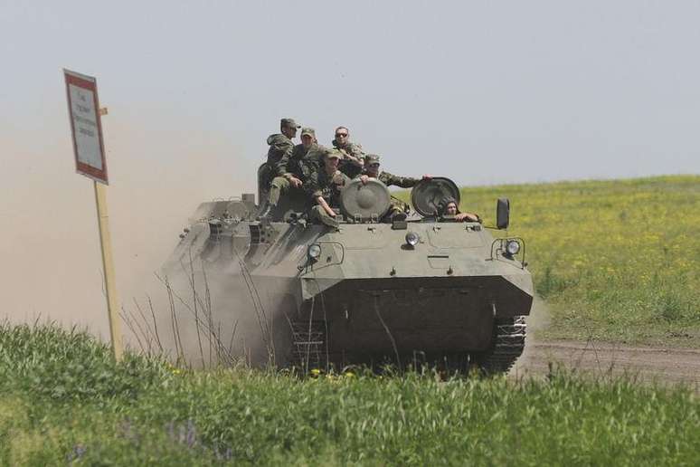 Homens vestindo uniformes militares durante exercícios no campo de treinamento Kuzminsky, na fronteira entre Rússia e Ucrânia, nesta semana. 25/05/2015