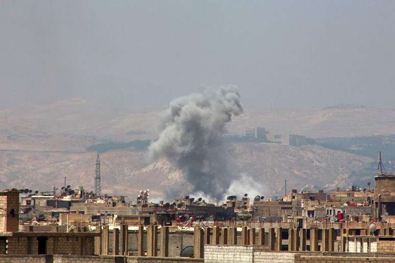 Fumaça de ataques que, segundo ativistas, foram conduzidos por forças leais ao presidente da Síria em Ghouta, no subúrbio de Damasco, na Síria. 21/05/2015